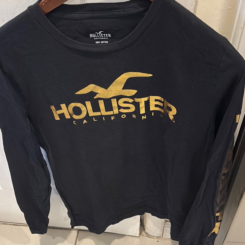 Hollister Black and Gold Long Sleeve Shirt